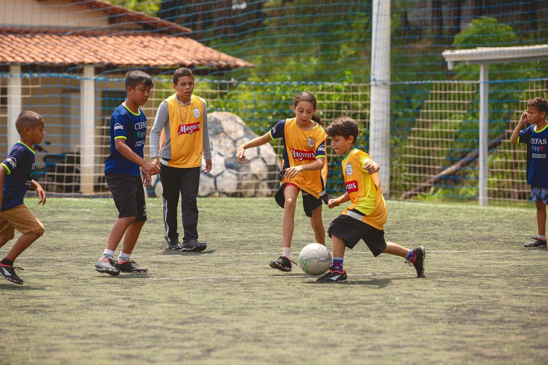 Imagem de crianças praticando futebol durante o projeto Pequenos de Raça.