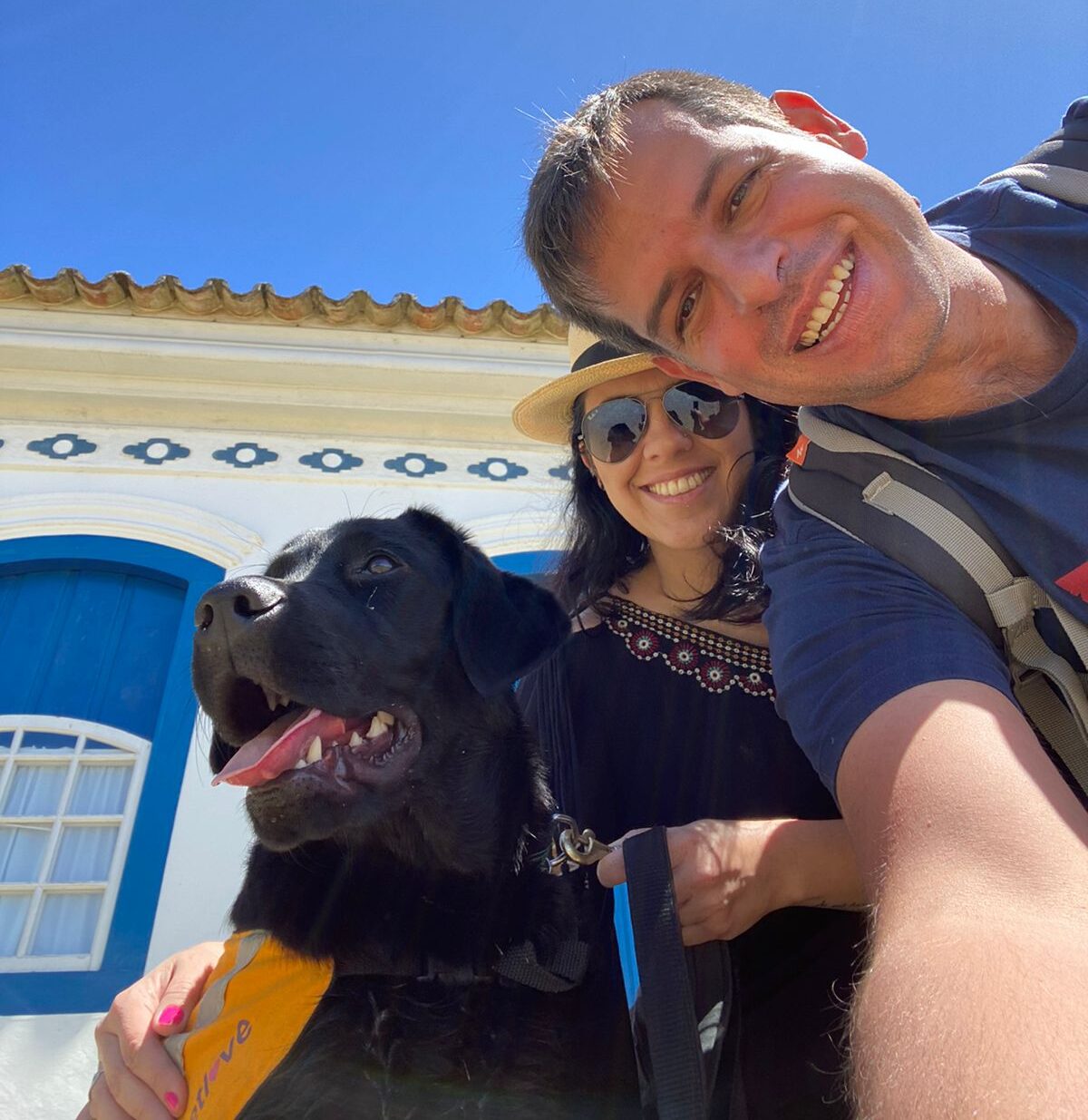 Na imagem Giovana, Gustavo e o cão em socialização Spok