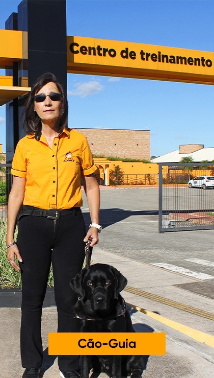 Na imagem Katia com seu cão-guia Willy em frente ao Instituto Adimax