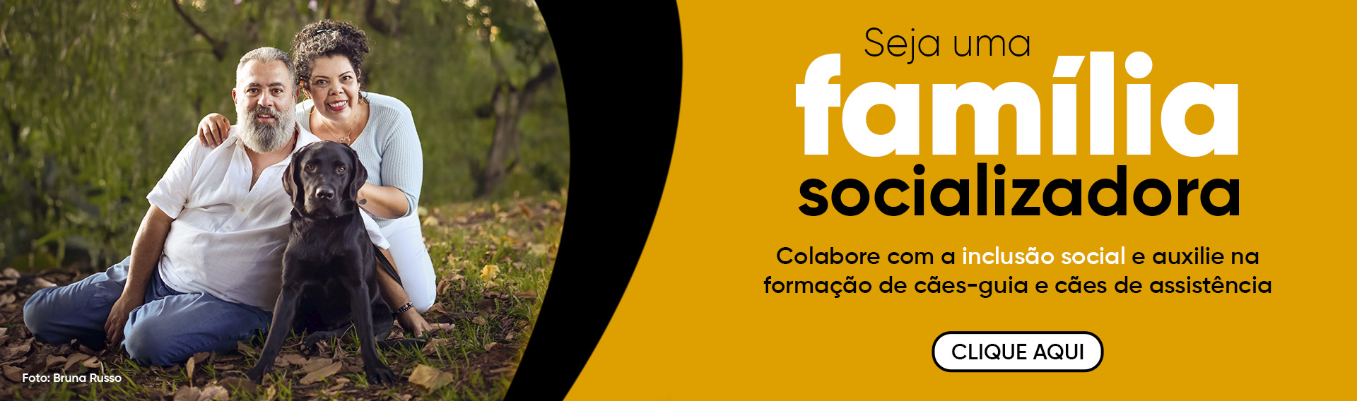 Na imagem um casal com seu cão em socialização, junto do texto Seja uma família socializadora! Colabore com a inclusão social e auxilie na formação de cães-guia e cães de assistência.