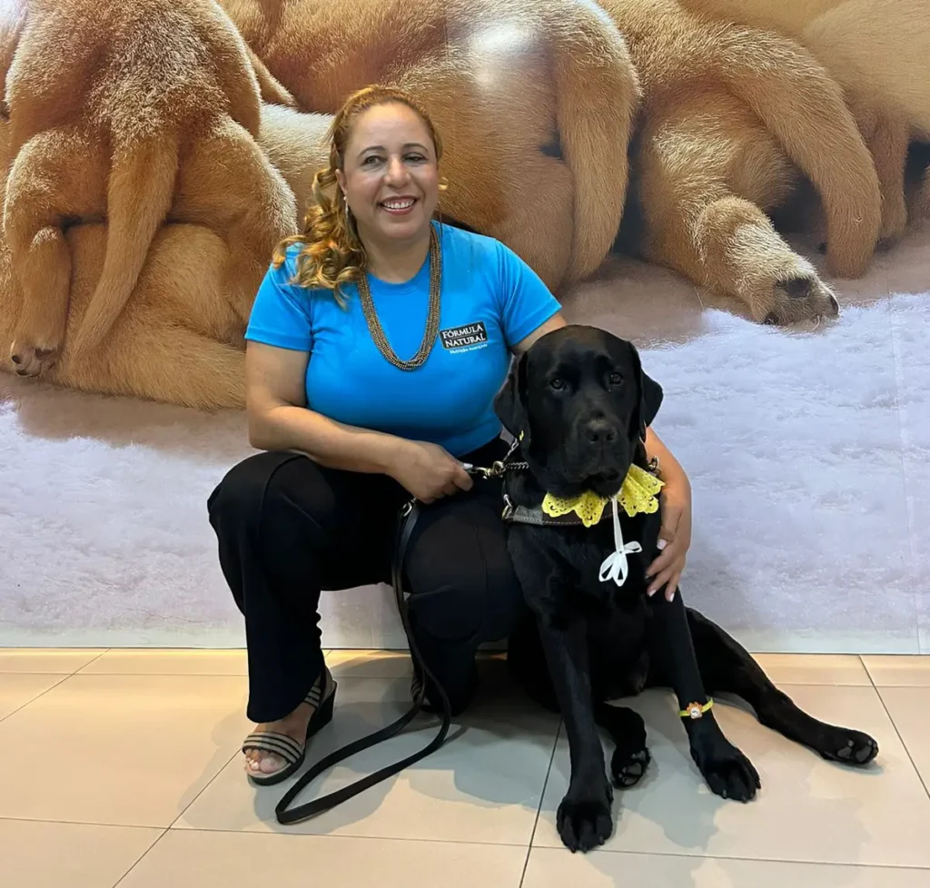 Jucilene Rodrigues, tutora da Zuca, seu segundo cão-guia.