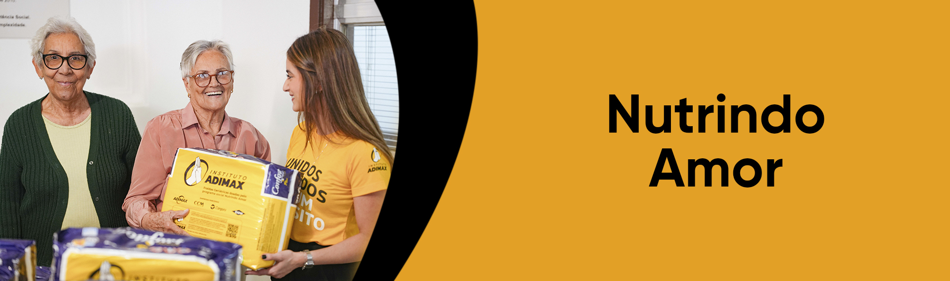 Na imagem, uma colaboradora do Instituto Adimax entrega um pacote de fralda para duas senhoras de um asilo, doação do programa Nutrindo Amor